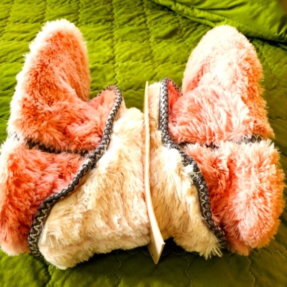 NWT Cabernet pink fuzzy slippers with extendable cuffs, size 9-10 - Picture 7 of 10